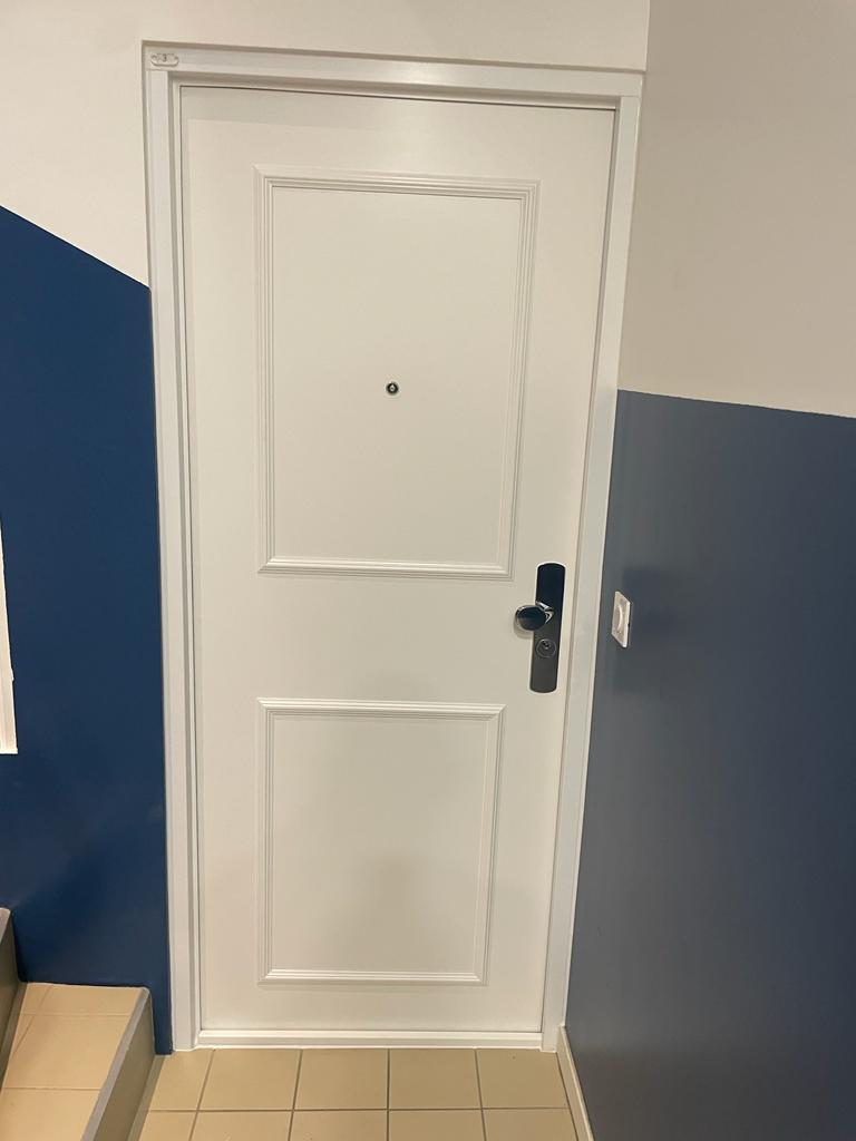 PORTE AVEC MOULURE EXTERIEUR